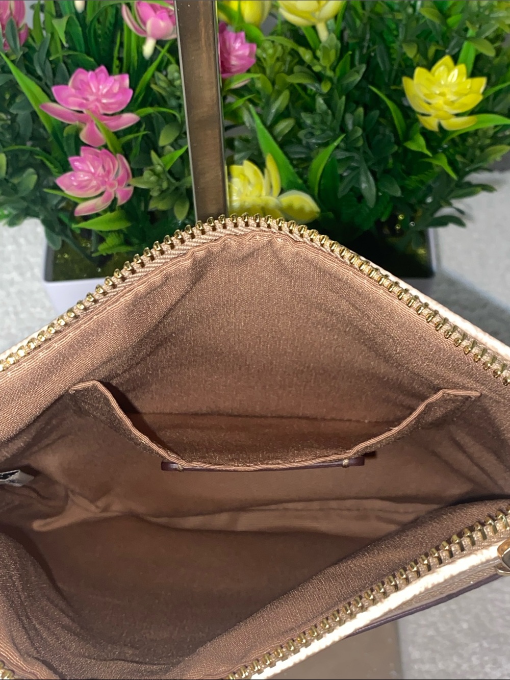 GUC Coach Cream Signature Crossbody Bag with Gold Hardware - Picture 9 of 10